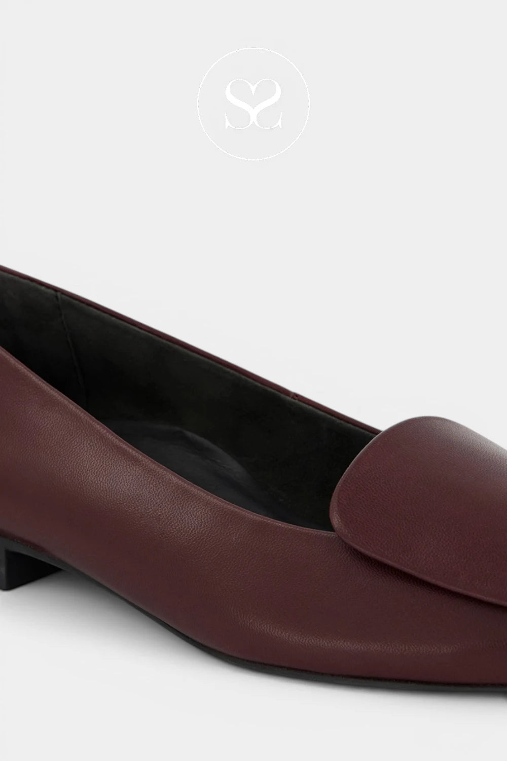 Paul Green Minimal loafer-style flat featuring a clean folded vamp panel for a modern, understated finish.