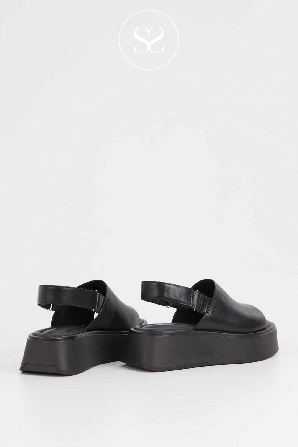 Comfortable black leather wedge sandals - vagabond