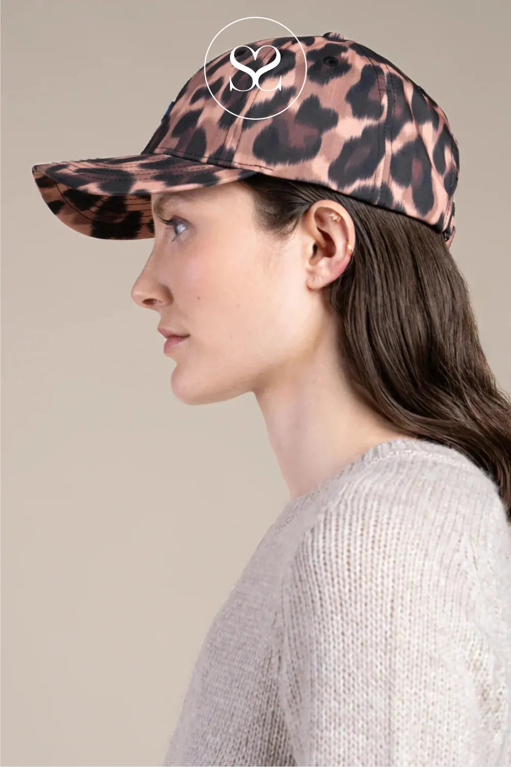 Waterproof hat in leopard print with peak and adjustable buckle