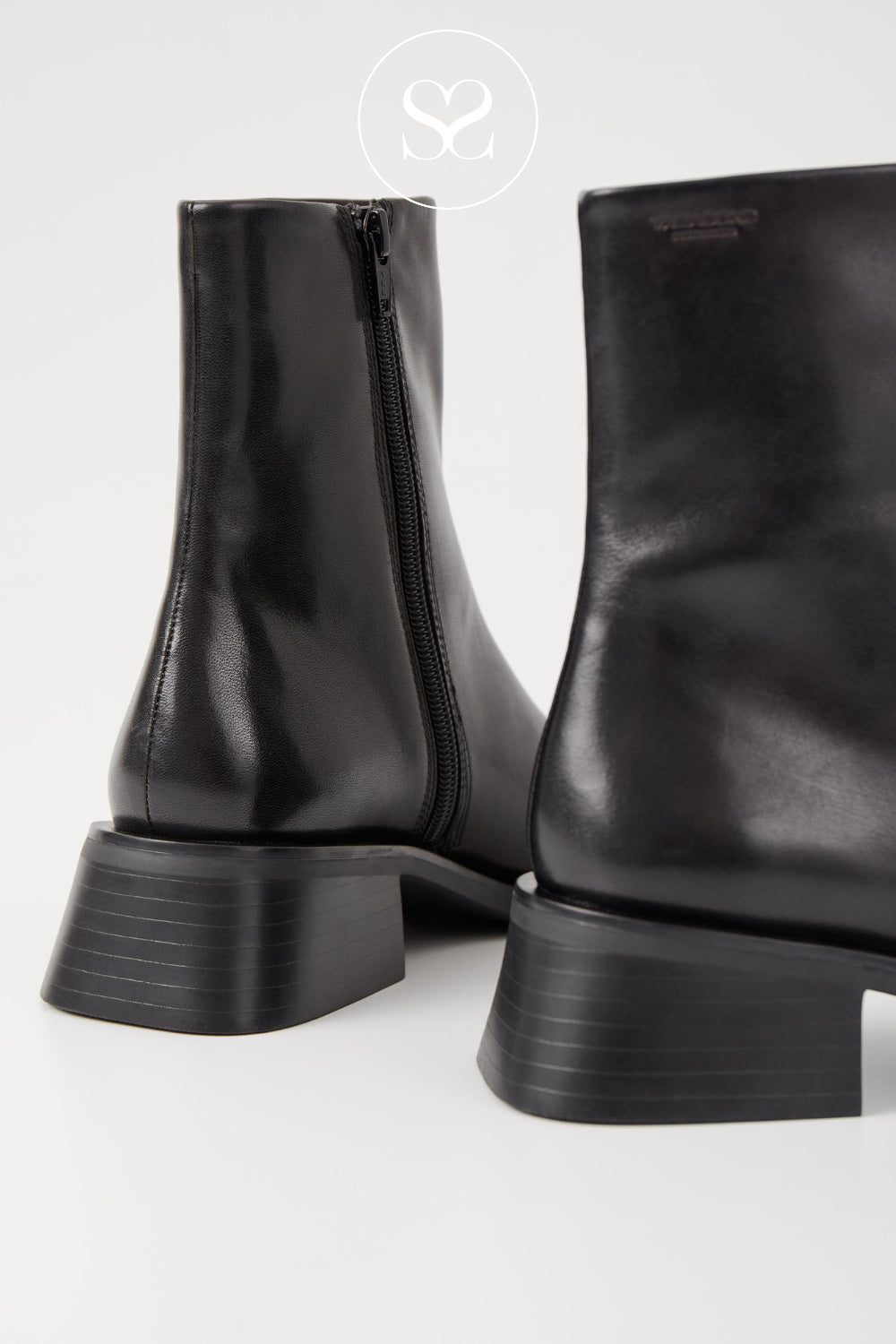Low block heel flat boots for everyday in black leather from Vagabond - Blanca
