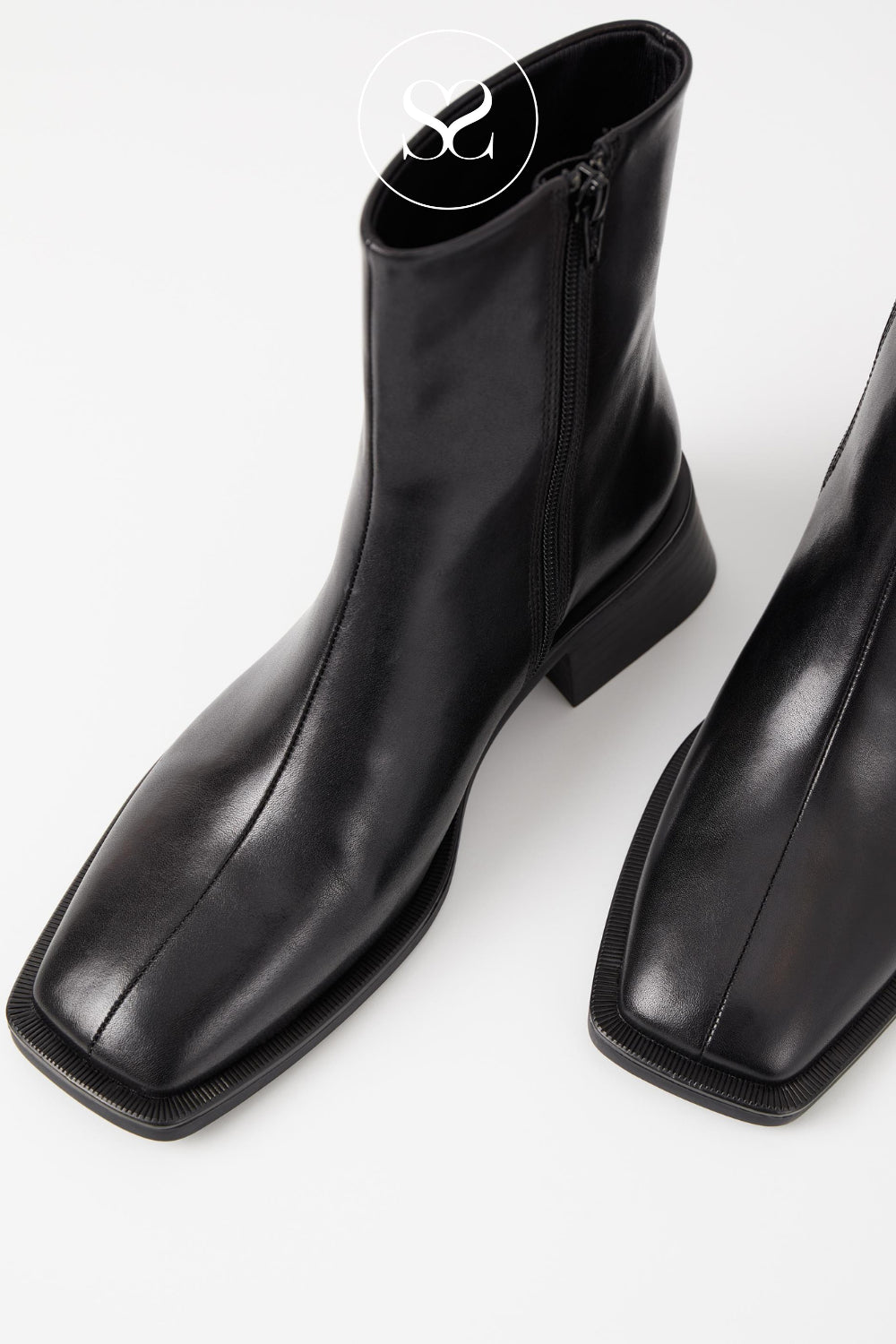 ZIp up comfortable black leather ankle boost from Vagabond Shoemakers