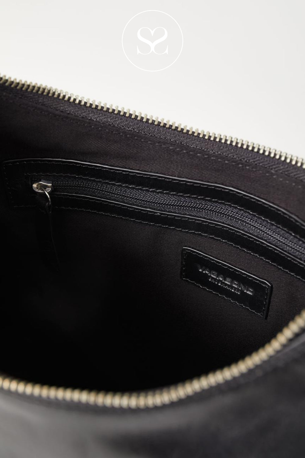 Close-up of the Vagabond Black Shoulder Bag - Bari- BN01-001-20 interior