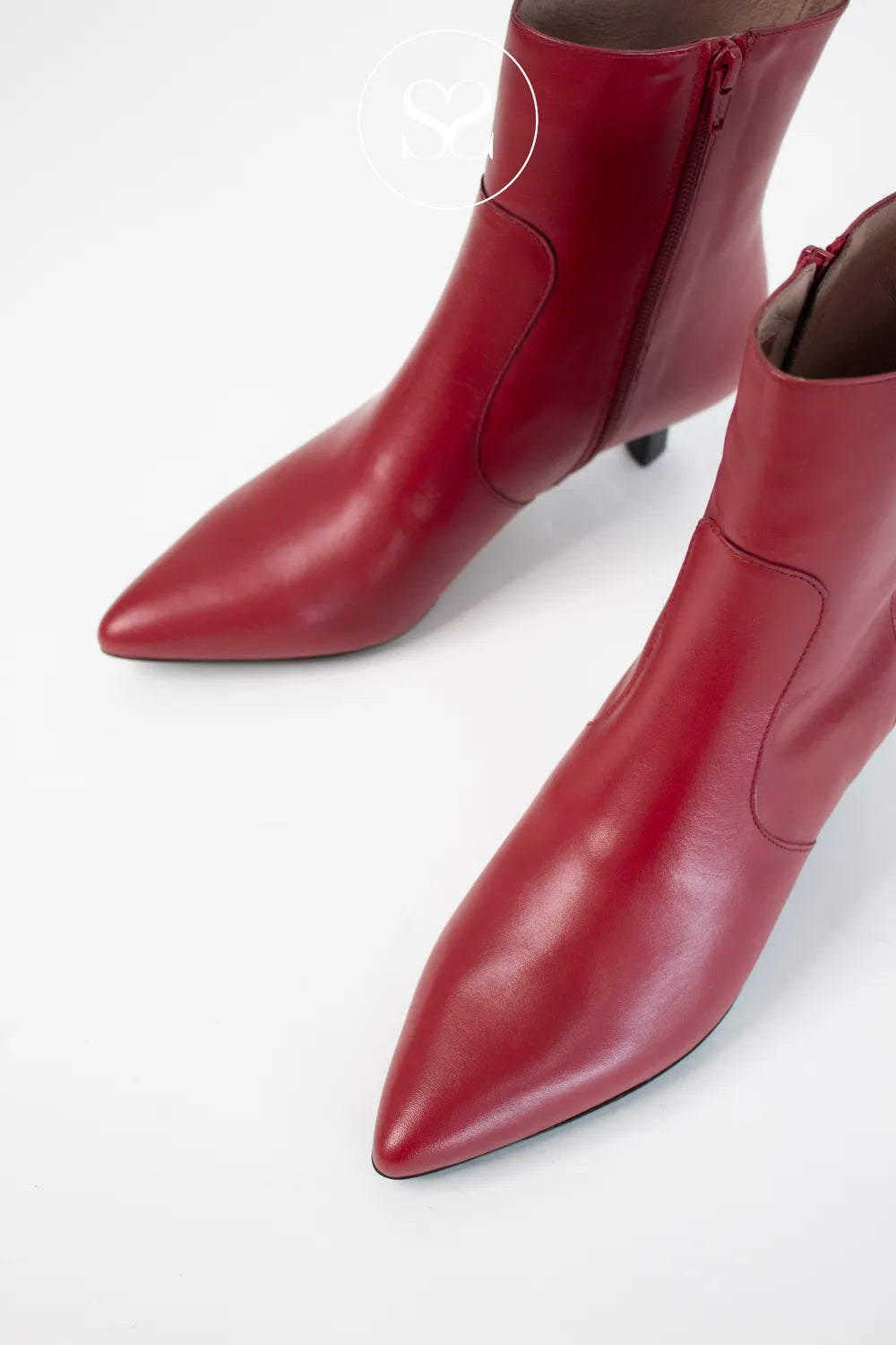 WONDERS RED POINTED TOE KITTEN HEEL ANKLE BOOTS G-7111 FOR WOMEN WITH INSIDE ZIP FOR CLOSURE 