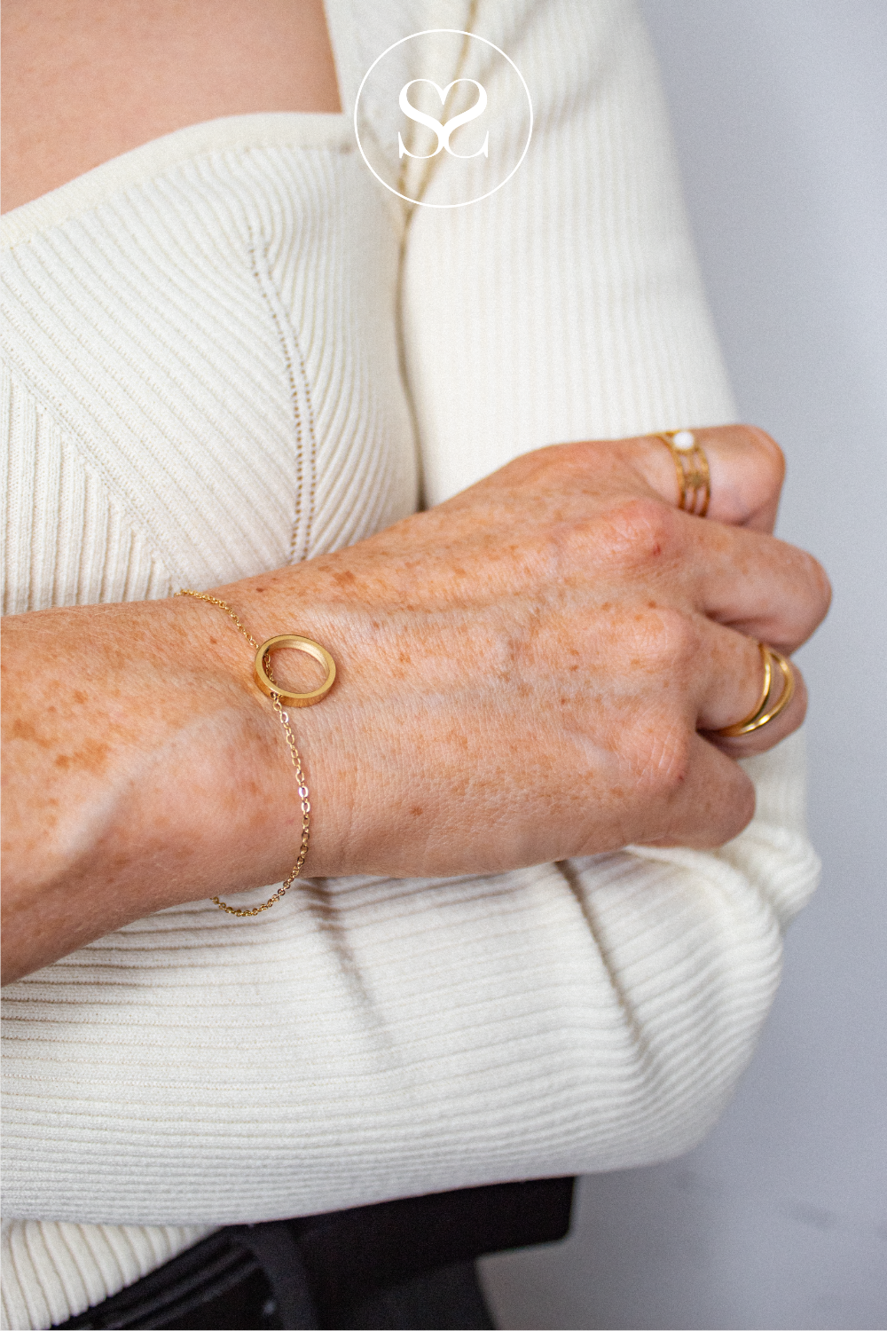 EMMY 01M GOLD THIN BRACLET WITH GOLD CIRCLE DETAIL