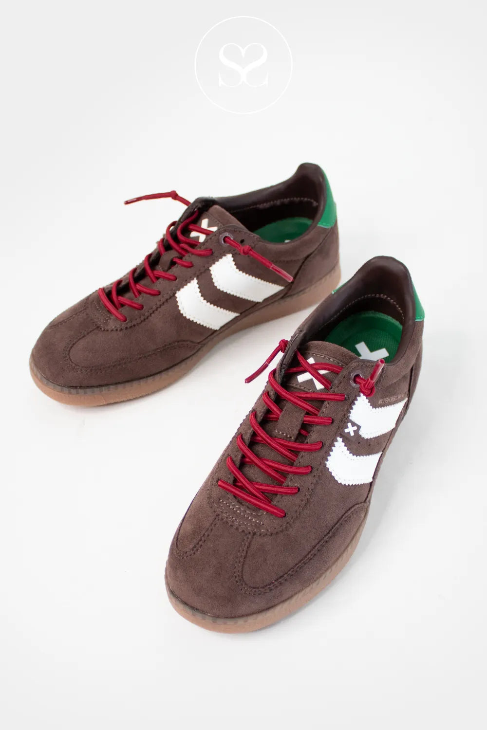 XTI BROWN, WHITE AND GREEN PULL ON TRAINERS 144170 FOR WOMEN WITH BOLD RED PULL LACES AND GREEN INNER LINING AND HEEL CAP