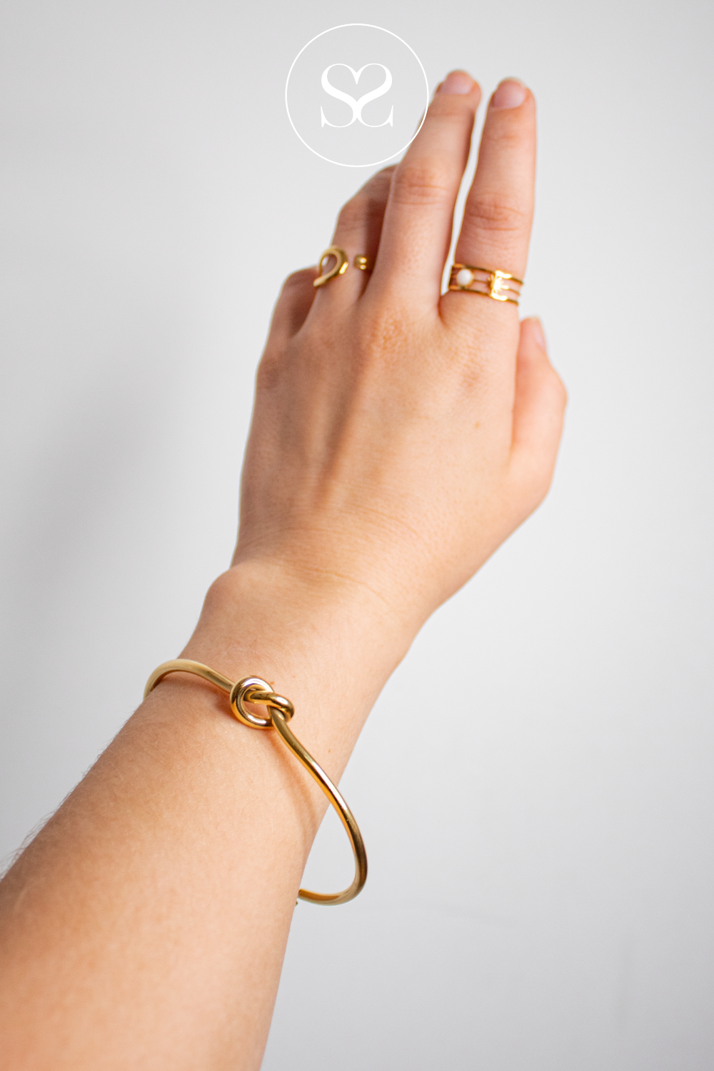 EMMY 02 THIN GOLD BRACLET WITH TWIST