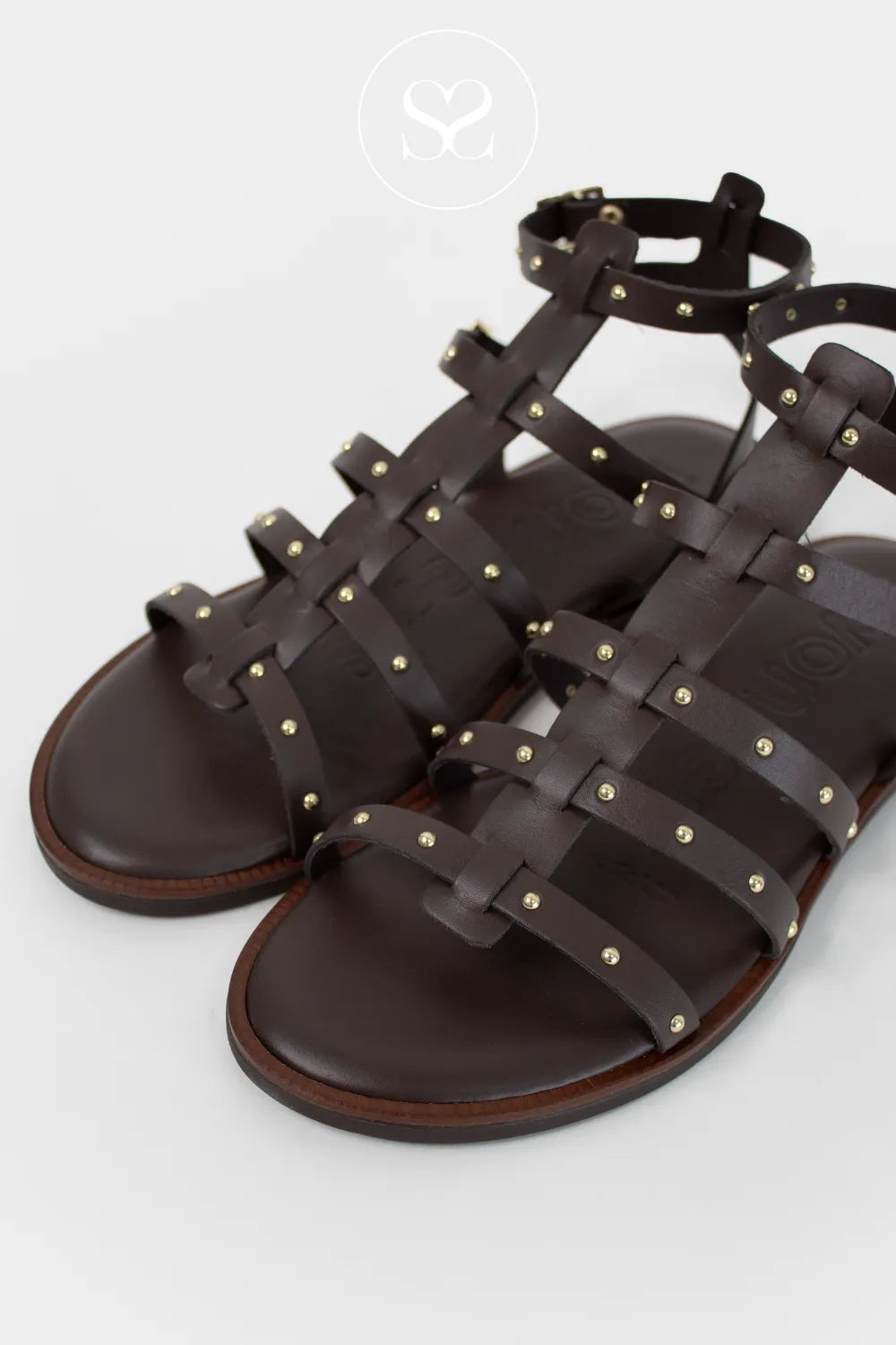 Wonders spanish leather brown sandals with flat sole. Cushioned insole, adjustable ankle straps and gold studs. Gladiator style sandals