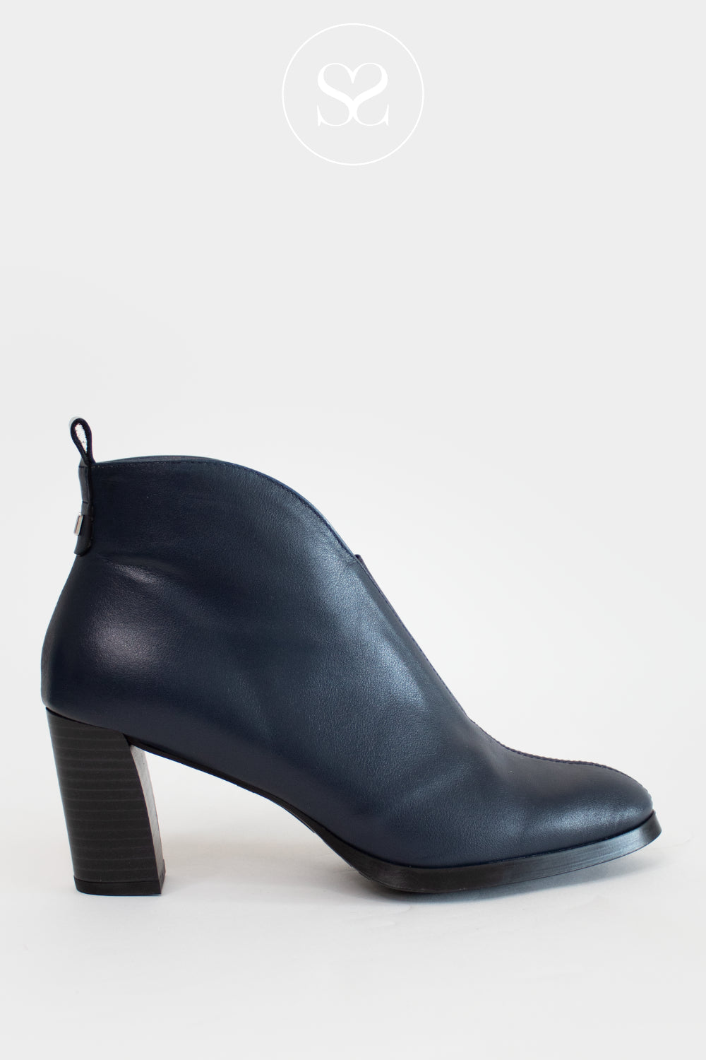 Wonders navy leather ankle boot with block heel L-1112
