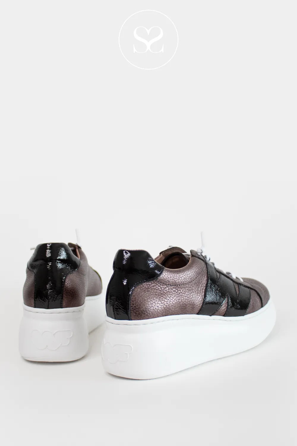 WONDERS A-2660 PWTER LEATHER CHUNKY TRAINER WITH A BLACK PATENT W ON THE SIDE.