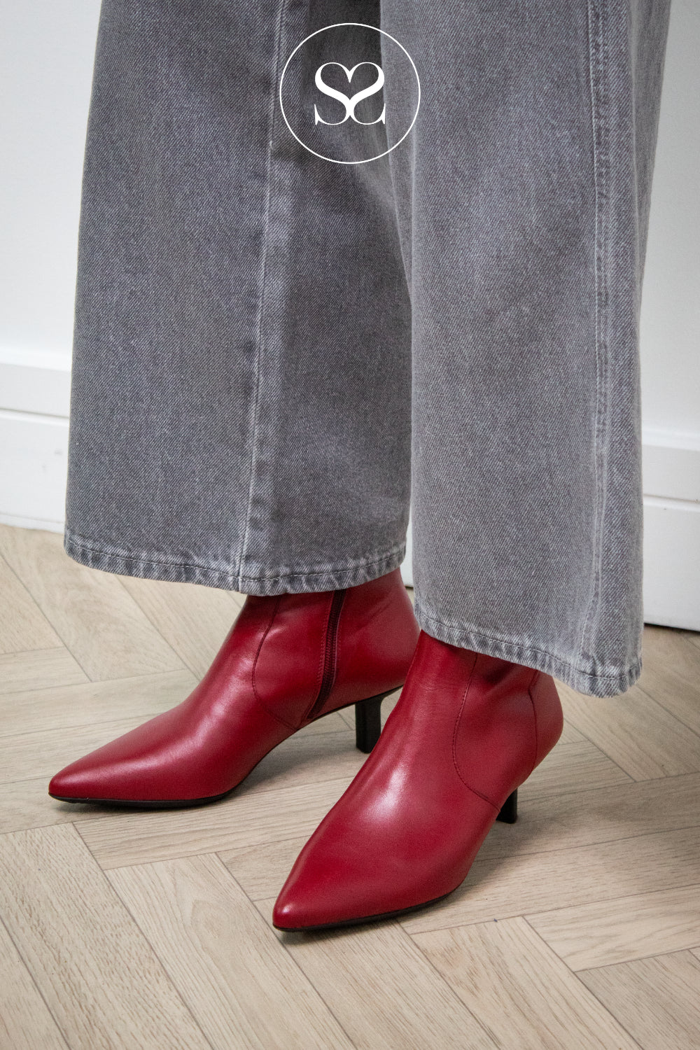 WONDERS RED POINTED TOE KITTEN HEEL ANKLE BOOTS G-7111