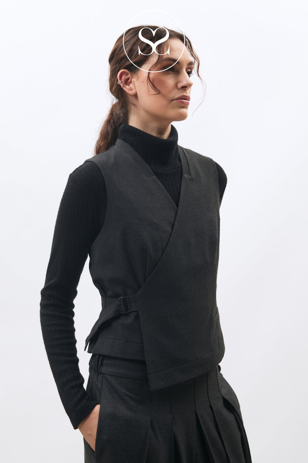 Grey Wrap Cardigan — Lozan

This Humility grey wrap vest is a sleeveless, micro-patterned piece with a wrap front closed by a tab and buckle, designed for everyday wear and layering. A welt pocket on the front and a fitted, tailored shape give it a considered structure that works well over knitwear or a fine-knit jumper.
