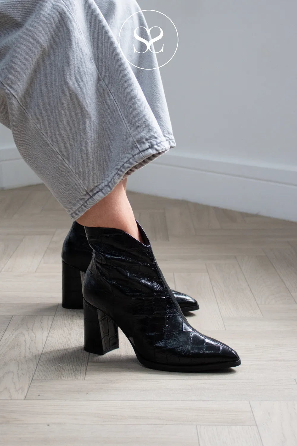 Wonders Black Pointed Heeled Ankle Boots - M-5444