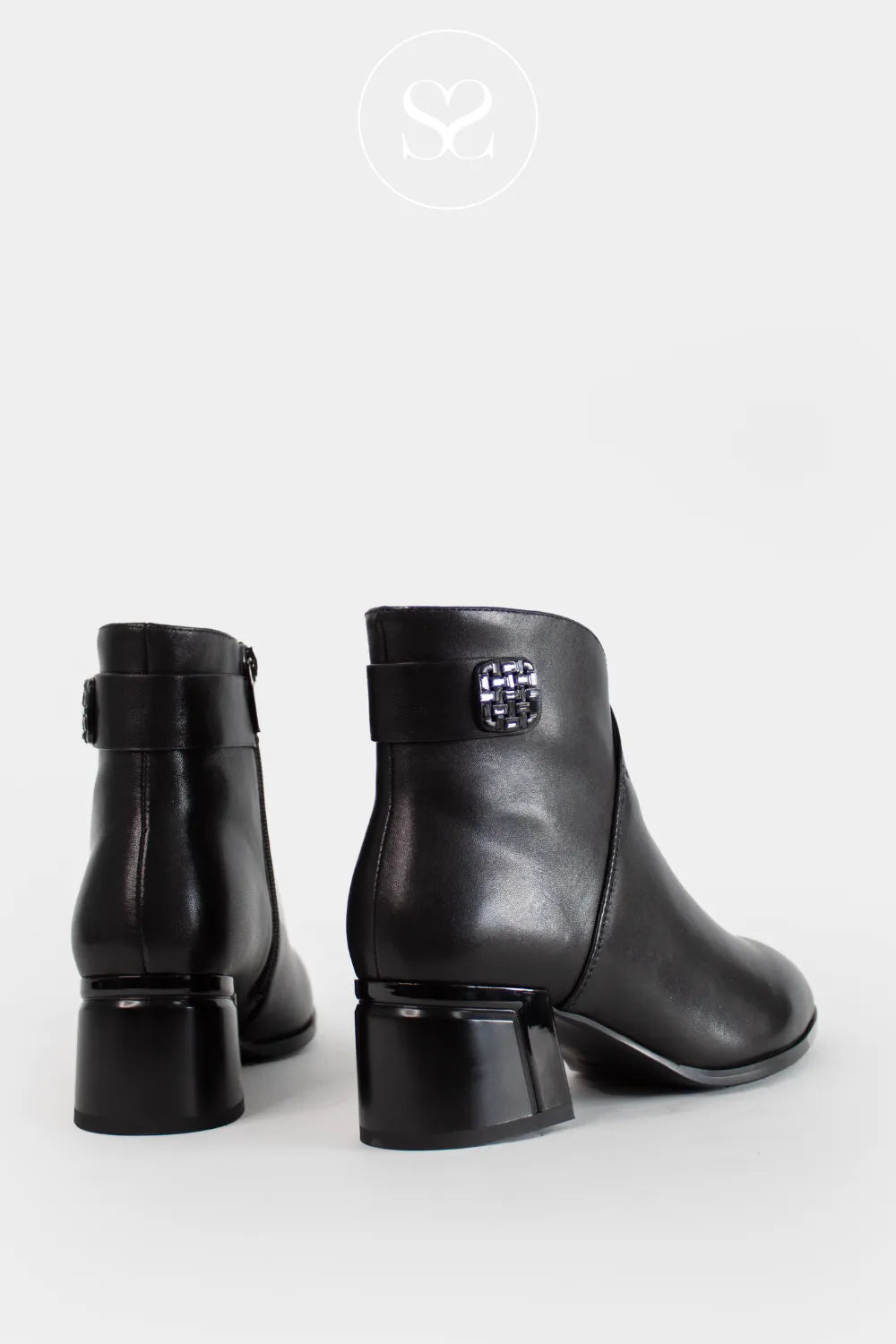 LORETTA VITALE BLACK POINTED TOE BLOCK HEEL ANKLE BOOTS  C9629 FOR WOMEN WITH INSIDE ZIP FASTENING