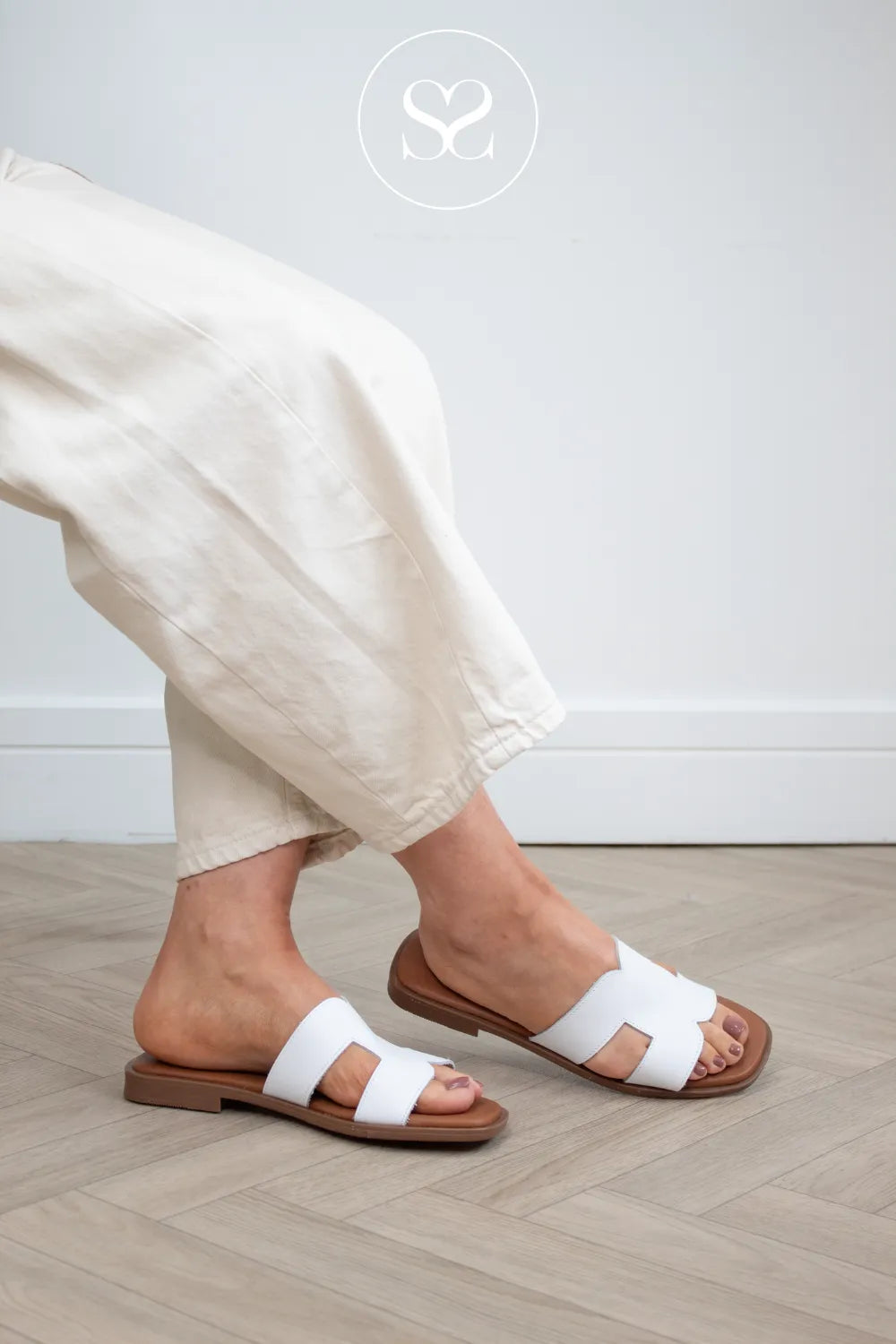 OH MY SANDALS WHITE LEATHER SLIDER SANDALS 5580