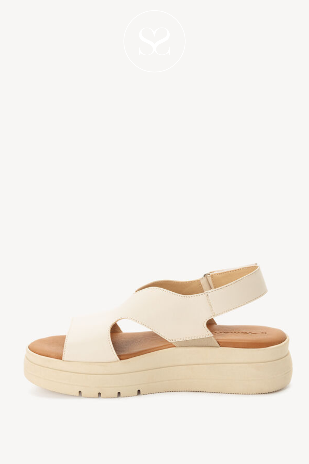 Cream leather sandals with cushioned sole and elevated sole
