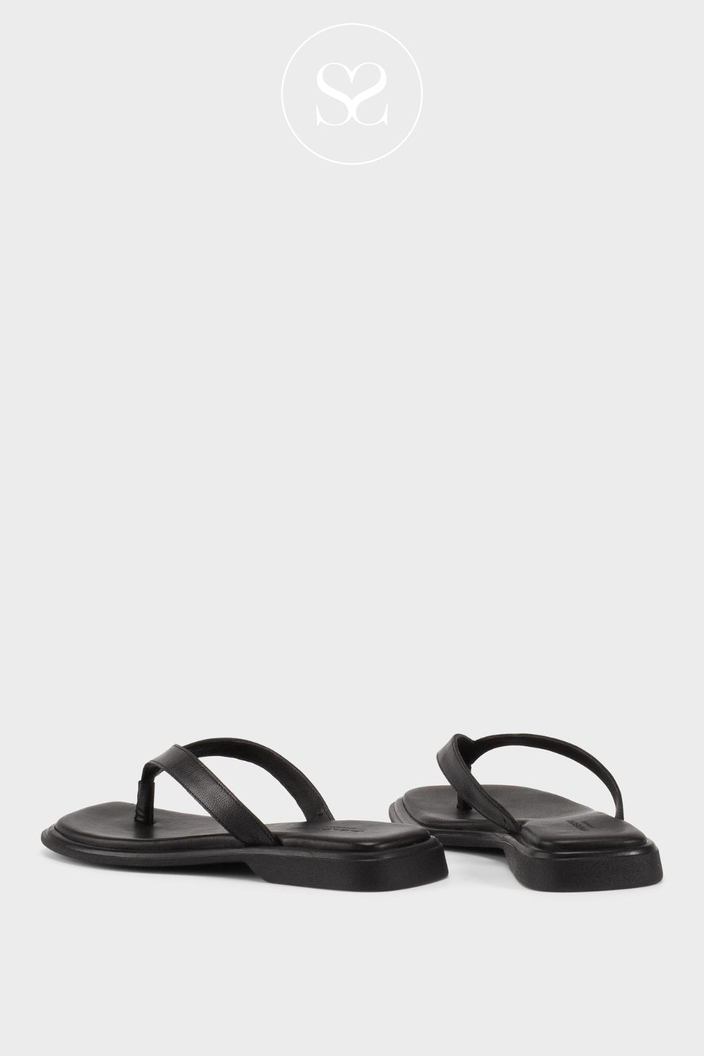 Vagabond Lightweight Black Sandals with Cushioned Footbed Izzy 