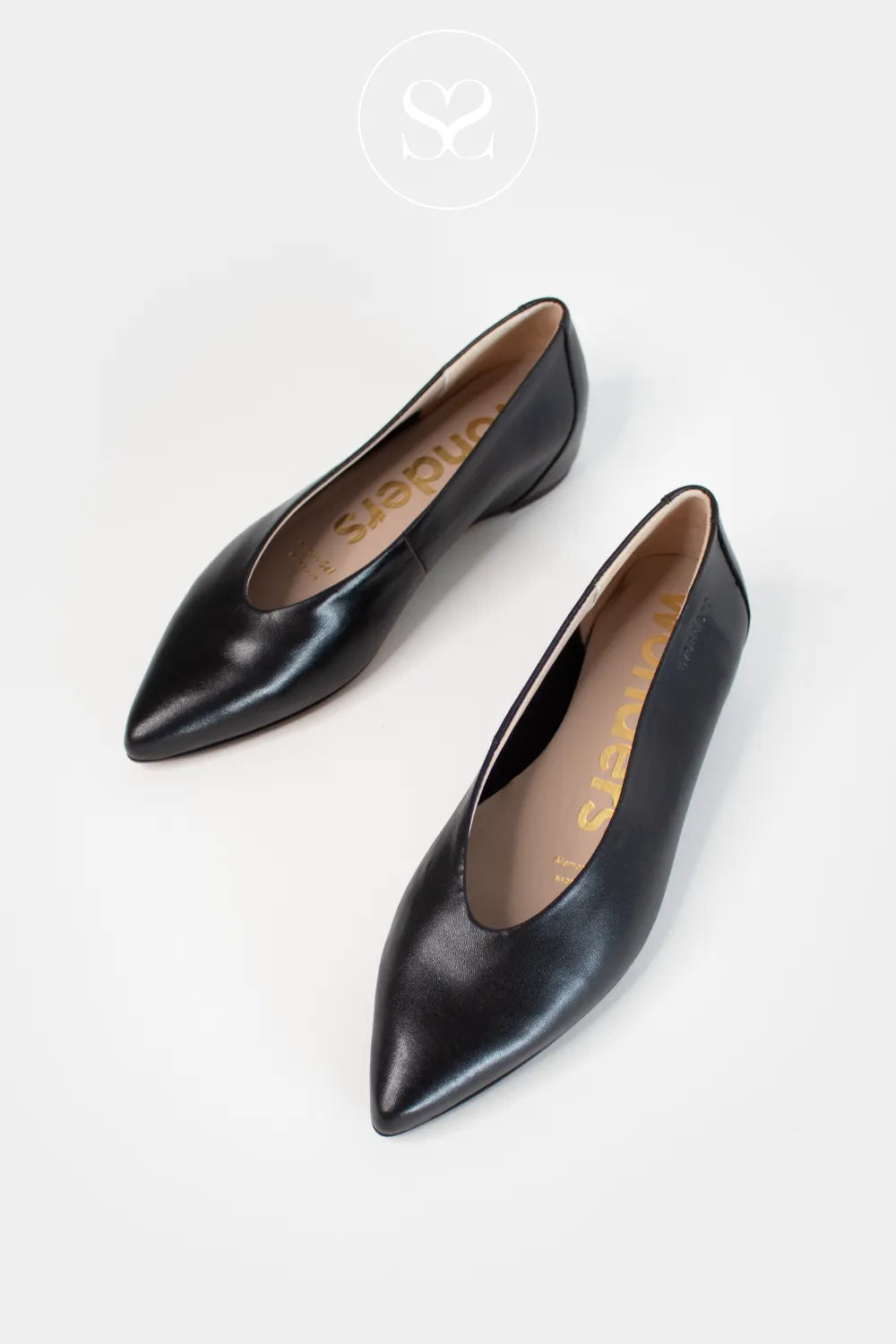 WONDERS A-3802 BLACK LEATHER POINTED TOE PUMPS