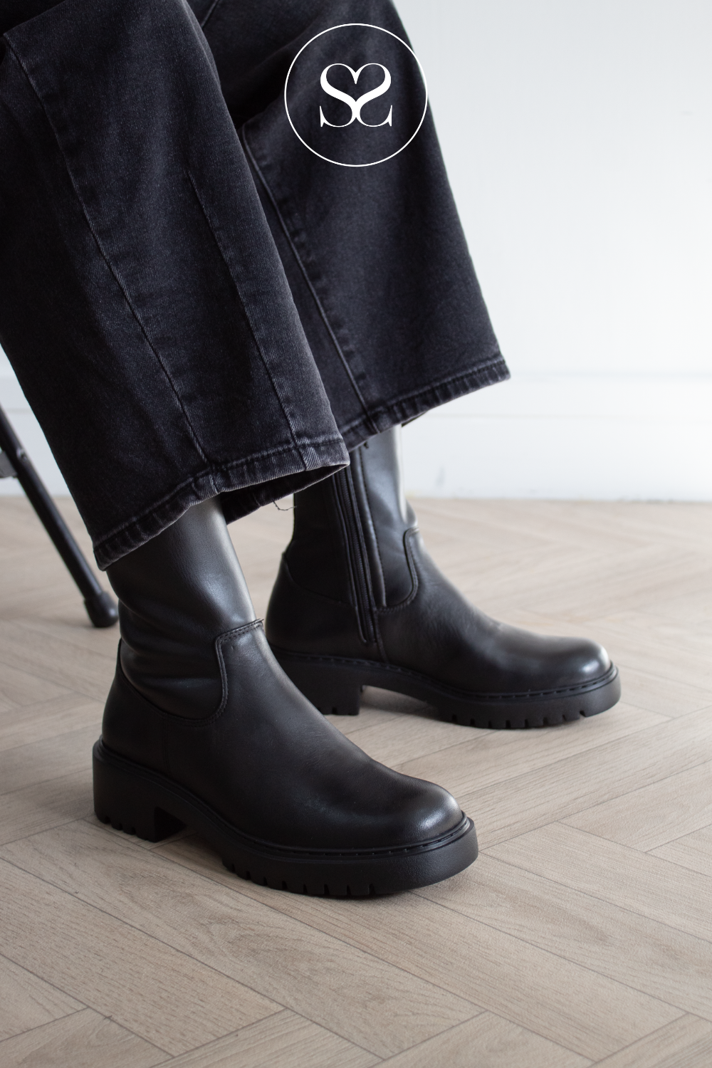Unisa Black Leather Ankle Boot - Guido