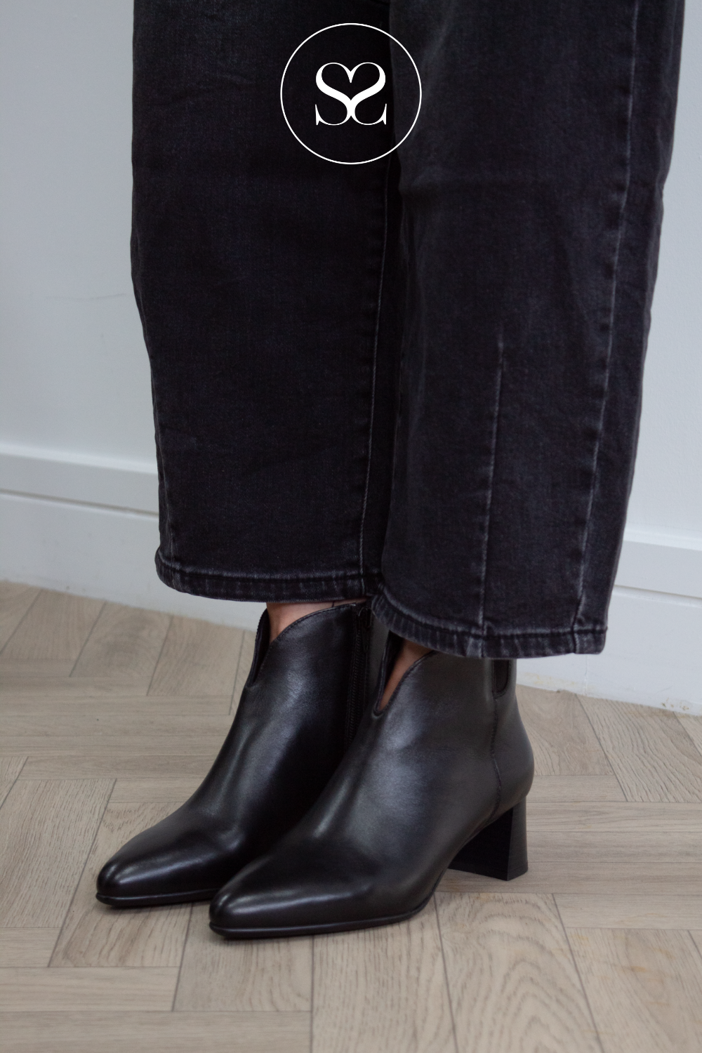 Ara Black Leather Pointed Toe Ankle Boots - 12-52408