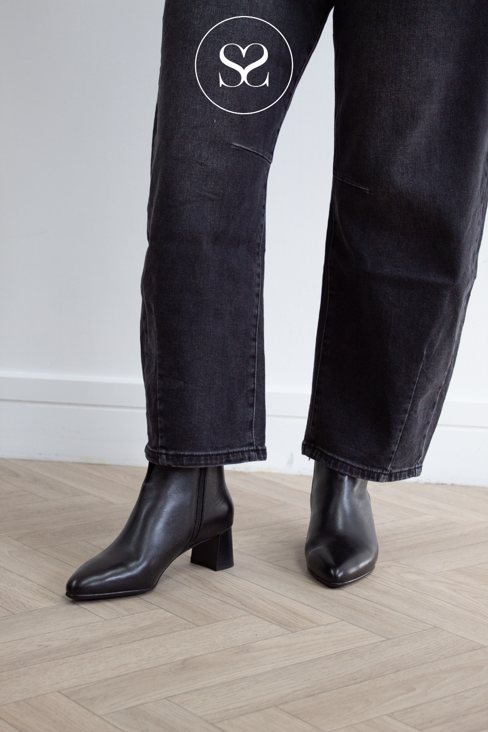 Ara Black Leather Pointed Toe Ankle Boots - 12-52408
