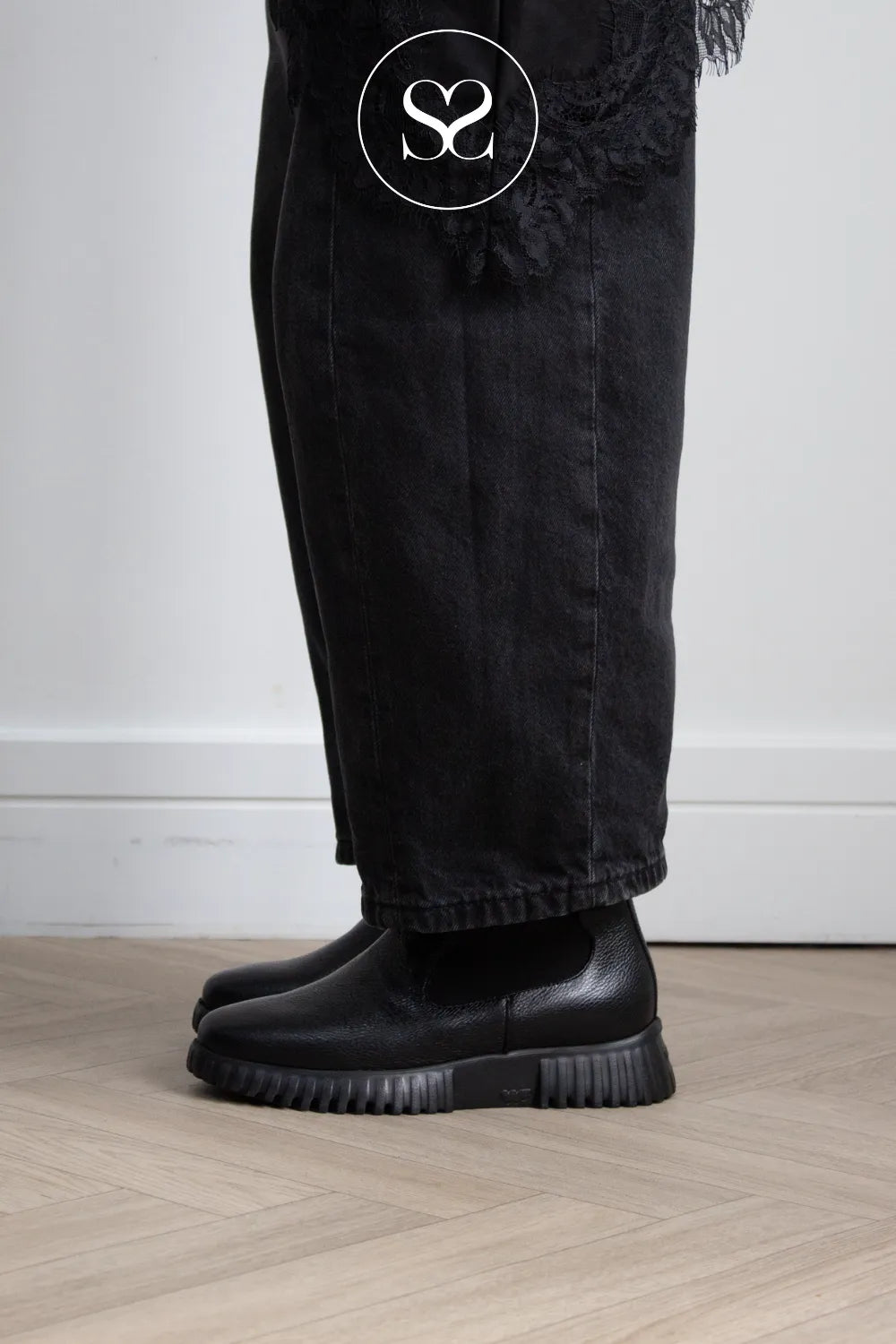 Wonders Black Chelsea Ankle Boots - A-4422
