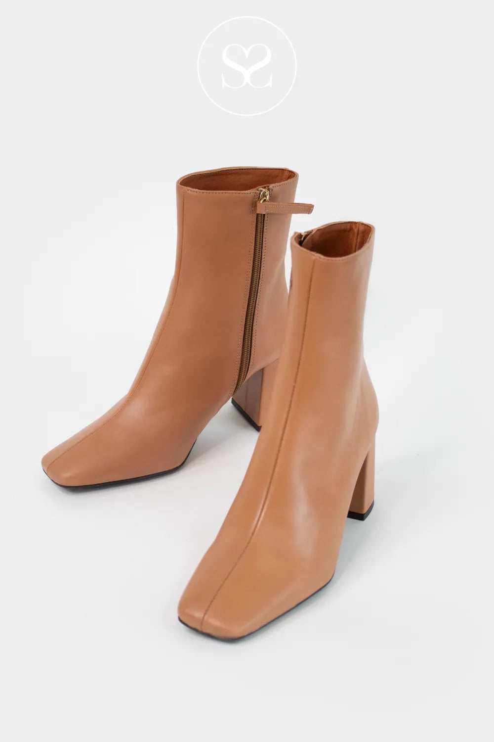ANGEL ALARCON CAMEL BLOCK HEELED ANKLE BOOTS WITH SQUARED TOE - DRIMIA