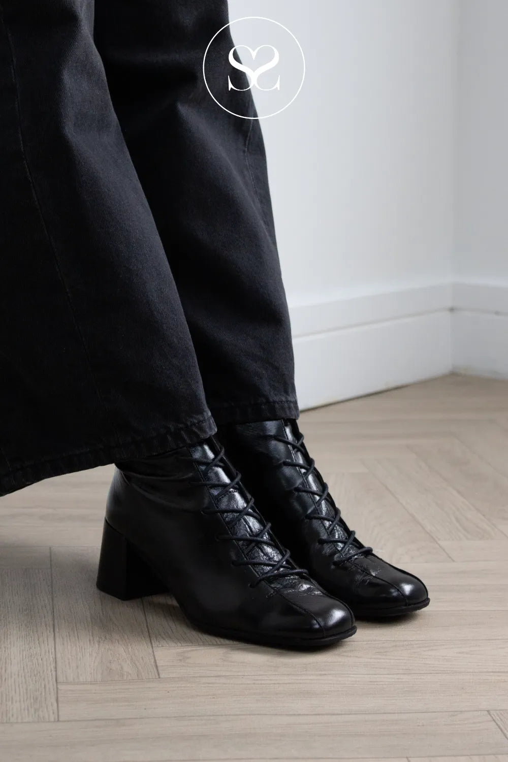 Wonders Black Lace Up Block Heel Ankle Boots H-7004