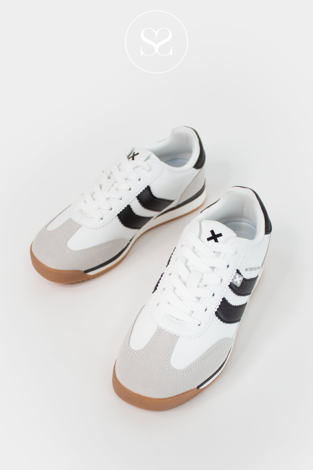 XTI WHITE/BLACK SPORTY RETRO TRAINER - 144587