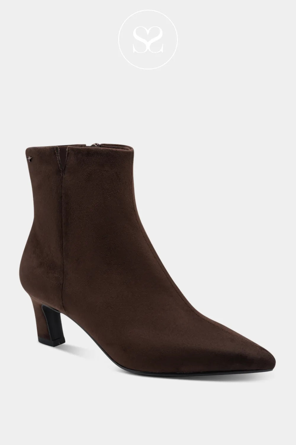 Brown ankle boots with pointed toe and mid heel. Suede boots with inside zip.