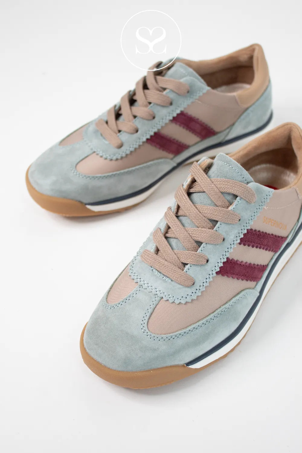 Multi-coloured retro trainers with round toe and beige laces. Light blue , beige and burgundy sneakers.