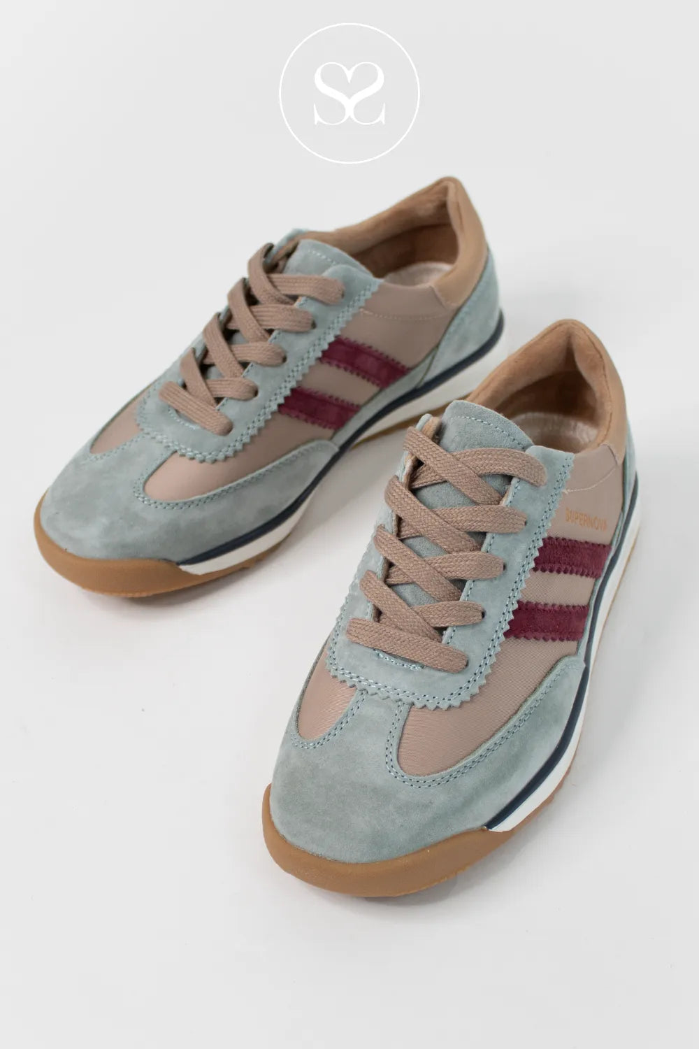 Retro style everyday sneakes n suede. Gum sole. Multi-coloured trainers.