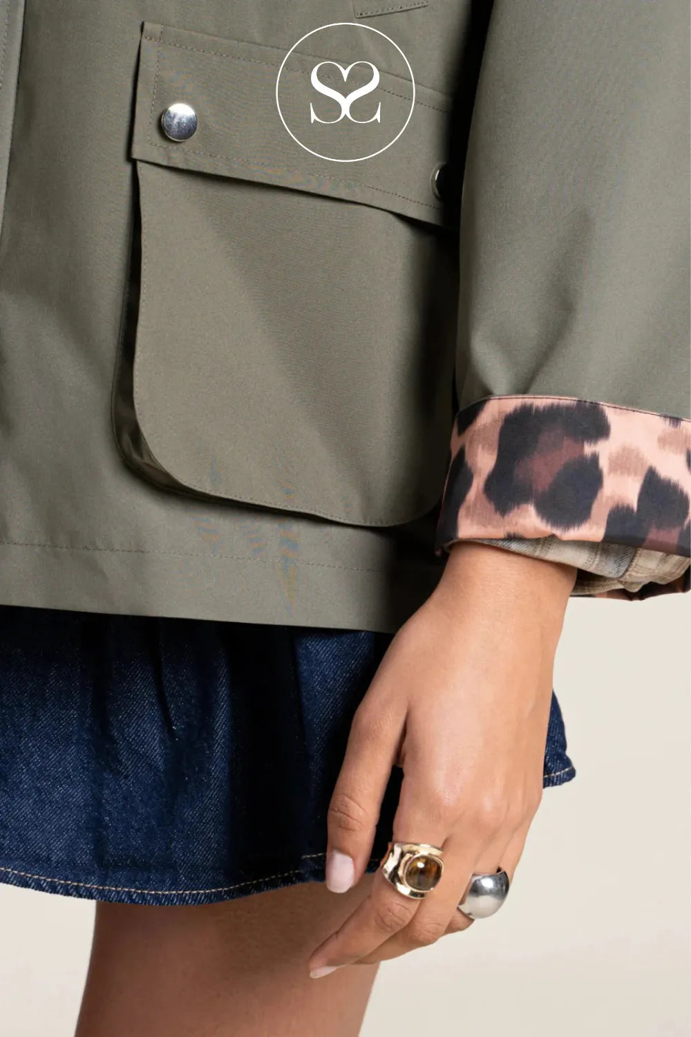 Waterproof short jacket with cord collar, pockets, leopard print cuffs and detachable hood