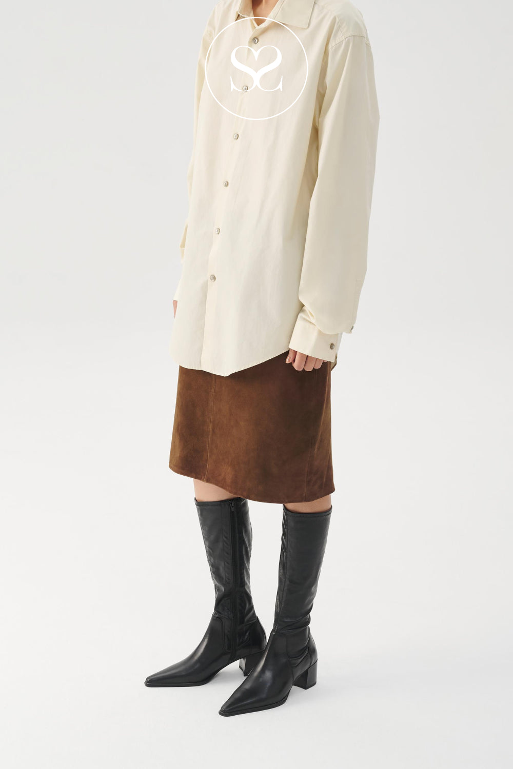 woman wearing vagabond giselle long/tall boots with low block heel and pointed toe