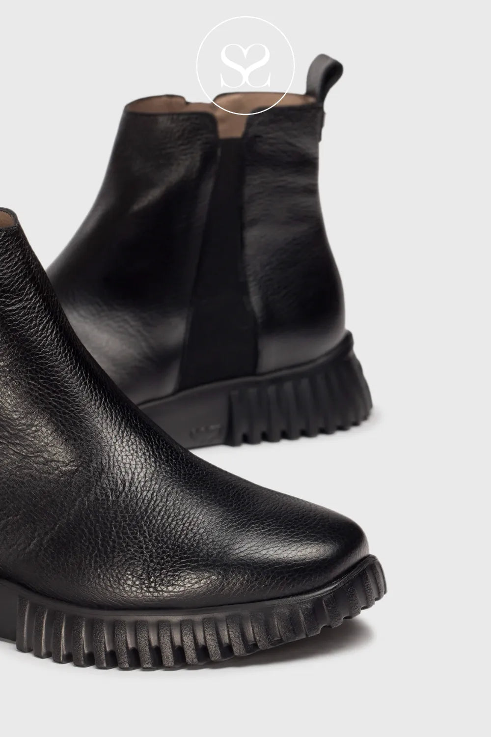 WONDERS BLACK LEATHER CHELSEA BOOT A-4404 for women with removable insole for a custom fit
