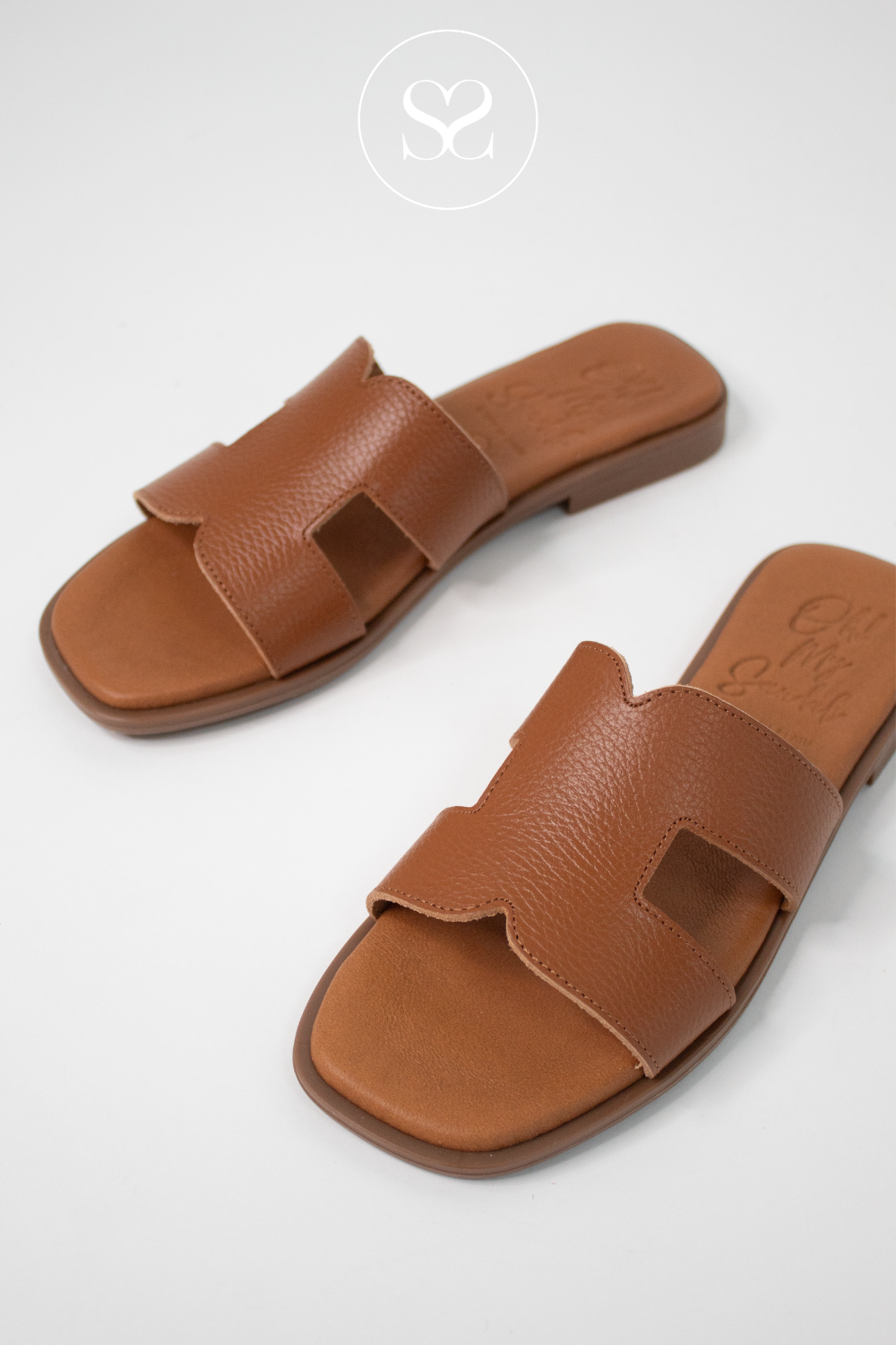 Flat mule slider sandals in tan leather for women