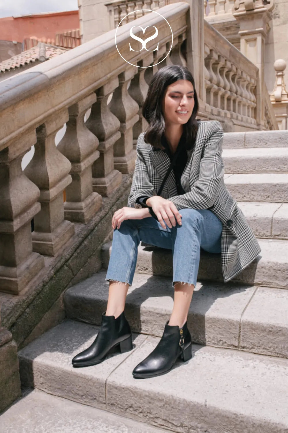 WOMEN'S REGARDE LE CIEL BLACK LEATHER POINTED ANKLE BOOTS WITH OUTER ZIP AND GOLD EMBELLISHMENT- TAYLOR-01