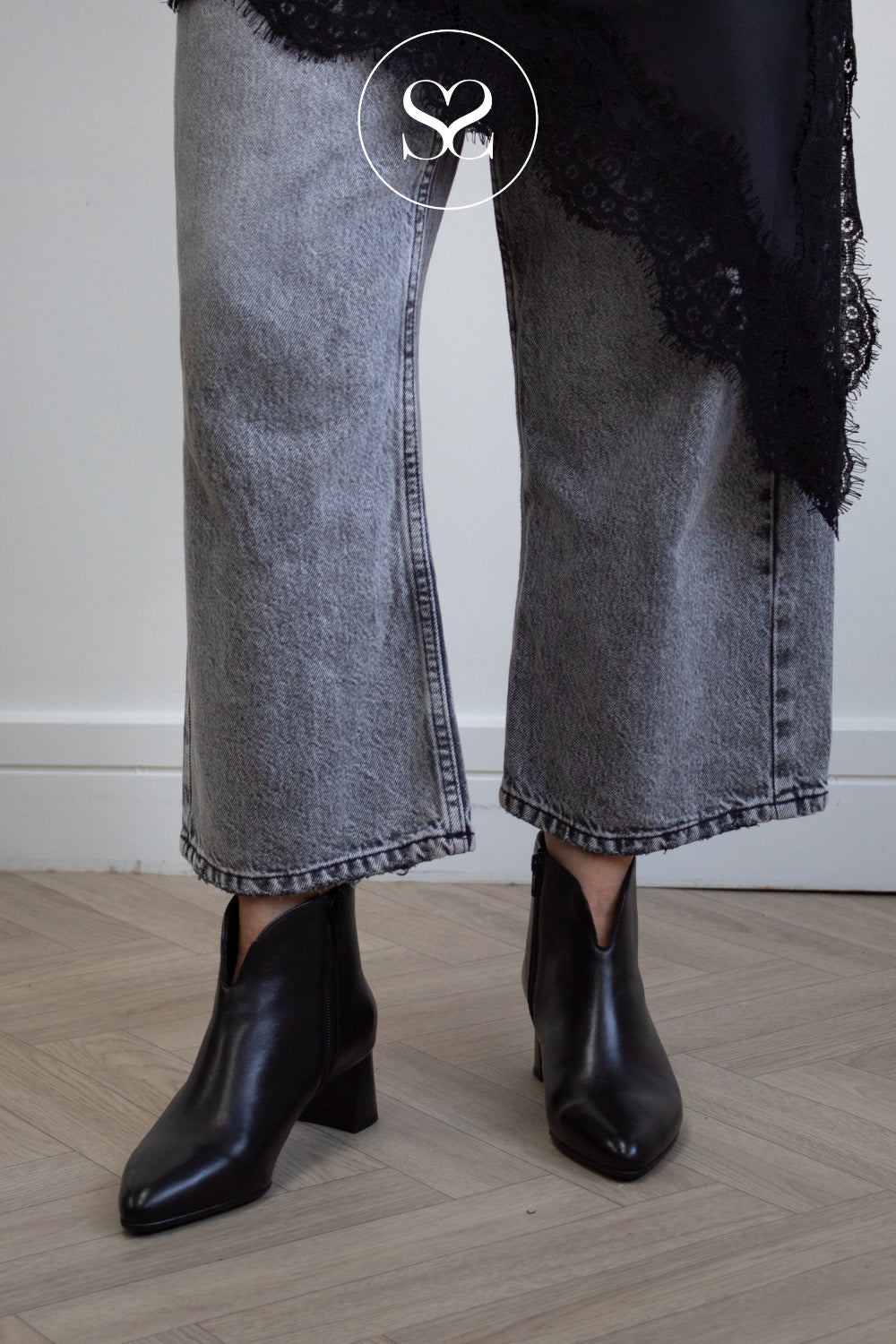 Black leather ankle boots with pointed toe, comfortable block heel and v-cut design from Ara