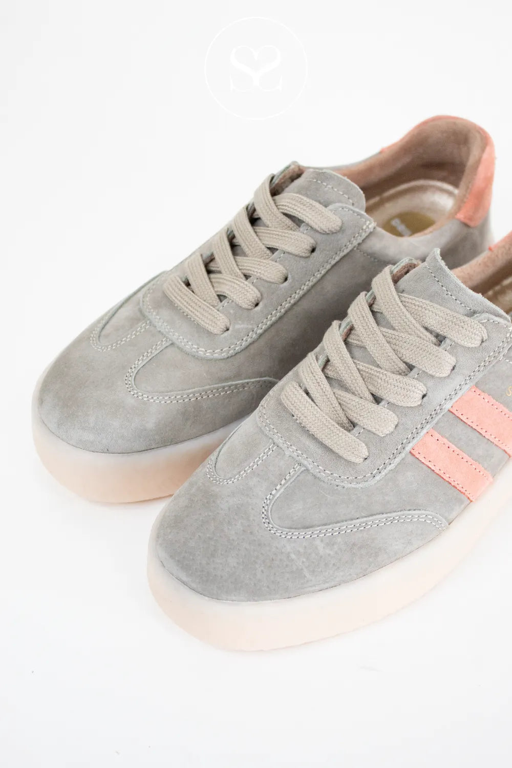 Grey and pink suede round toe trainers with laces and flatform sole.