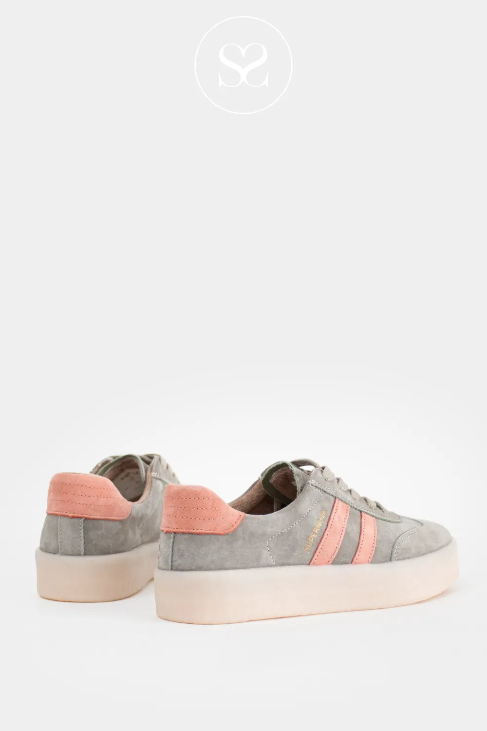Grey sneakers with pink stripes.