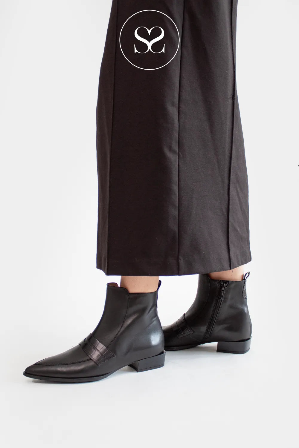 HISPANITAS BLACK LEATHER FLAT POINTED TOE ANKLE BOOTS BHI254403