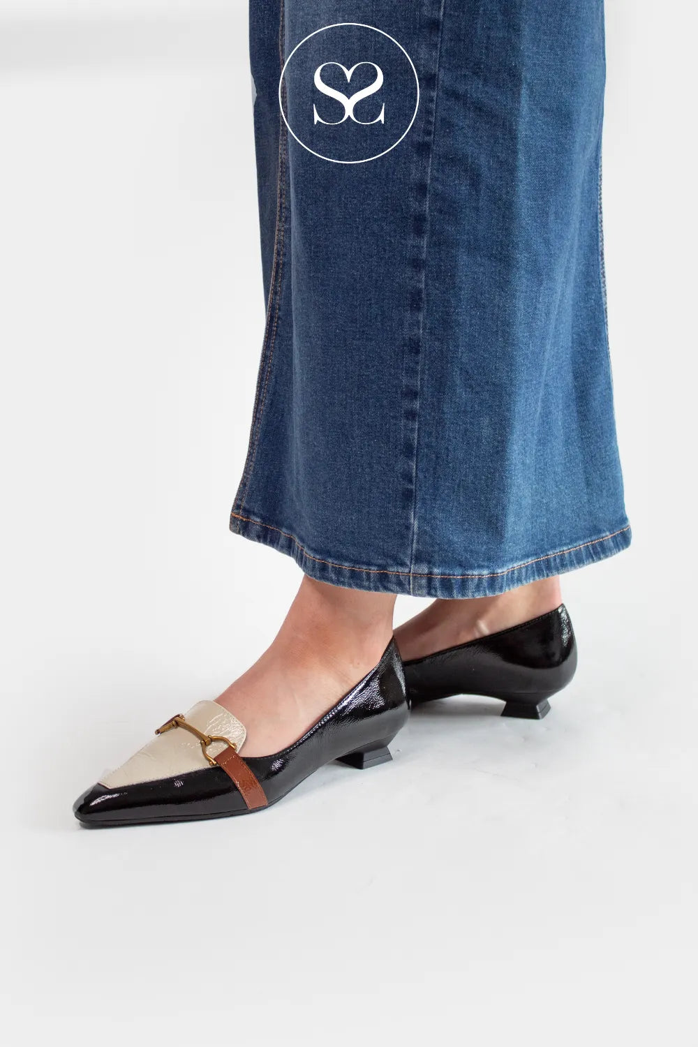 LODI BLACK/IVORY PATENT POINTED TOE LOW FLARED HEEL SHOES BED5530