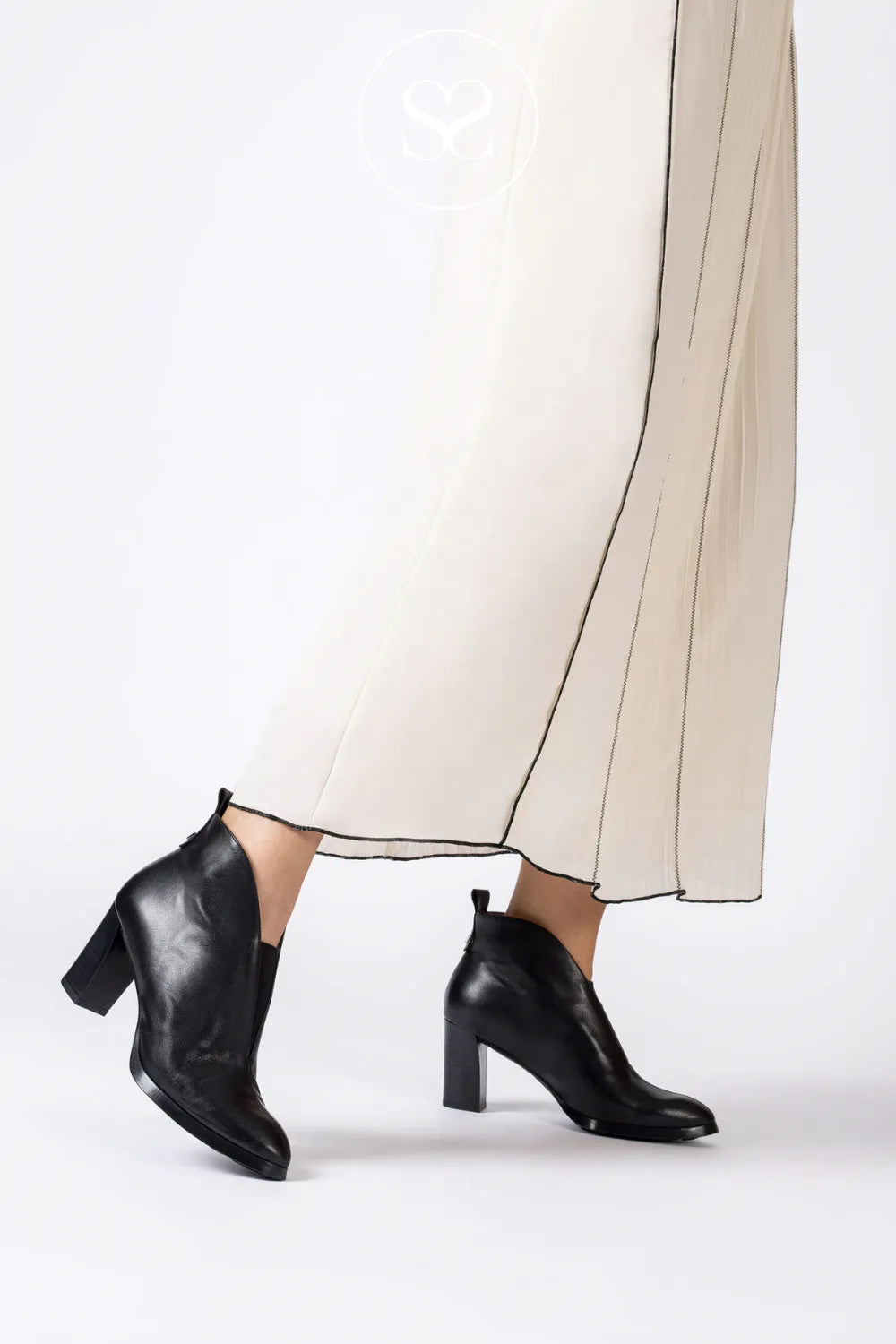 WOMAN WEARING WONDERS BLACK POINTED BLOCK HEEL ANKLE BOOTS - L-1112