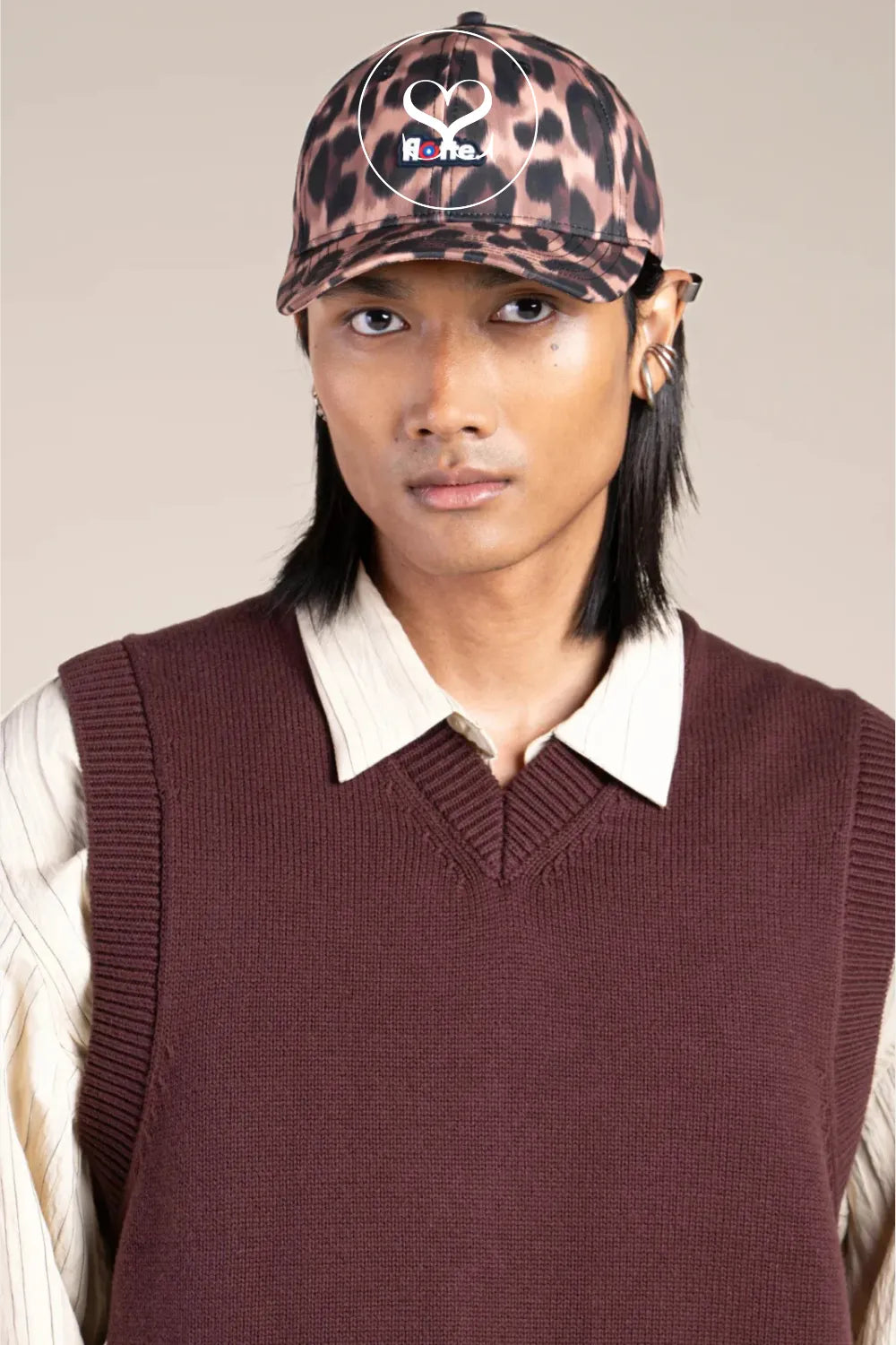 Unisex leopard peak cap in brown with black spots