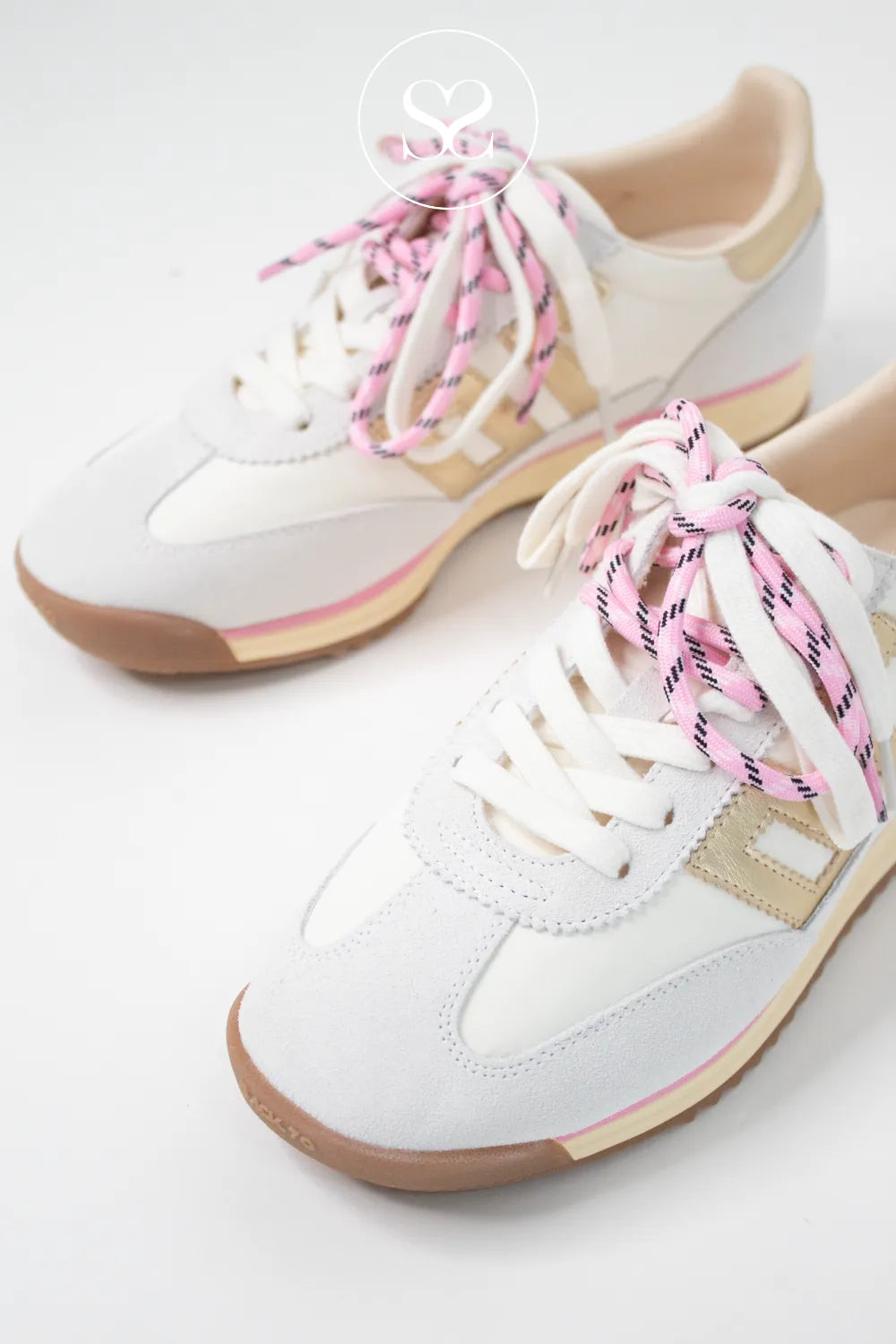 White trainers with the option of a white or pink lace or both. Comfortable round toe sneakers.