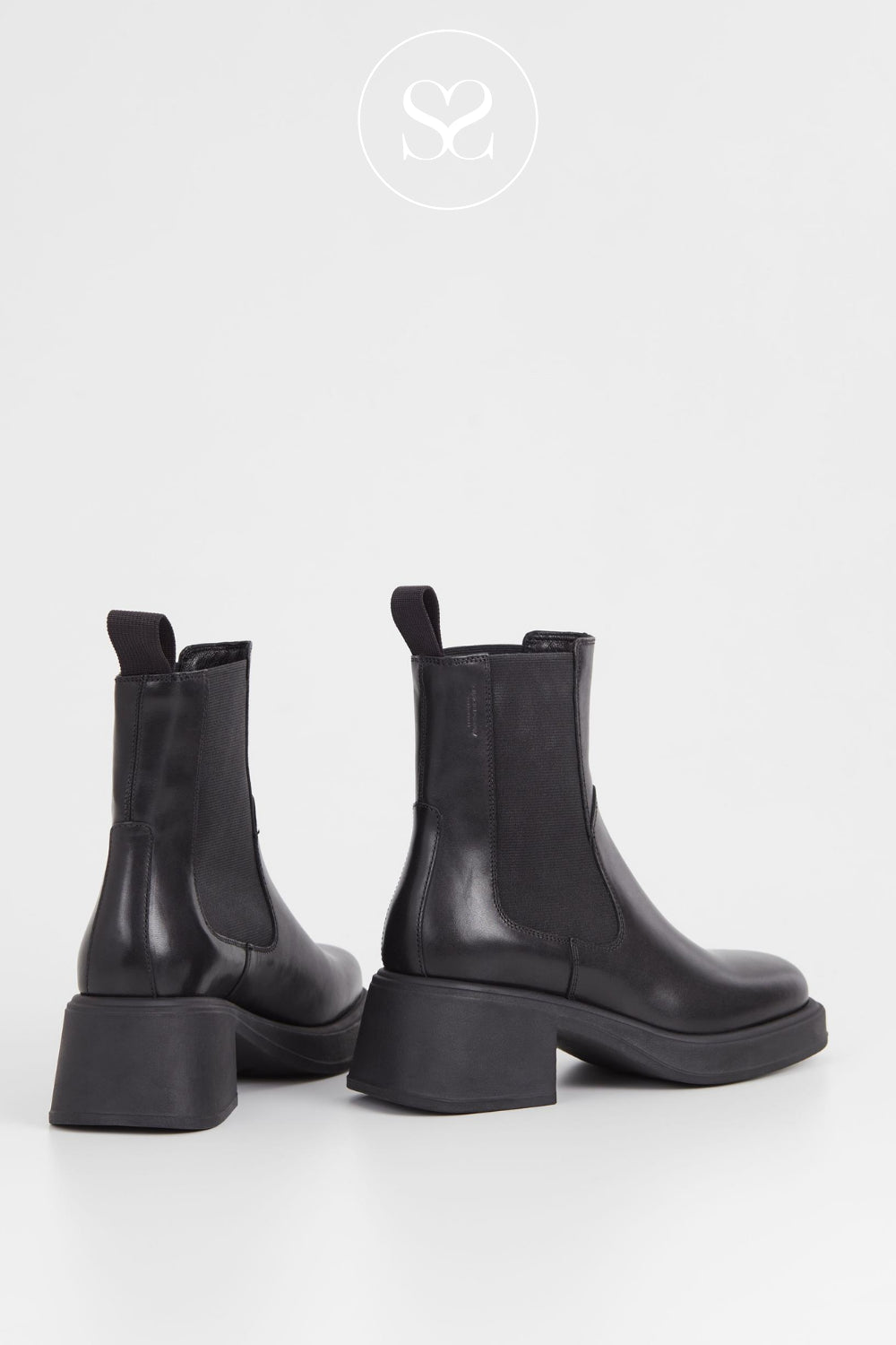 Vagabond Shoemakers pull on Chelsea boots in black leather with low block heel - Dorah