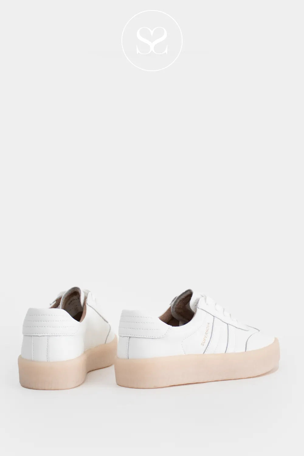 White sneakers with flatform sole.