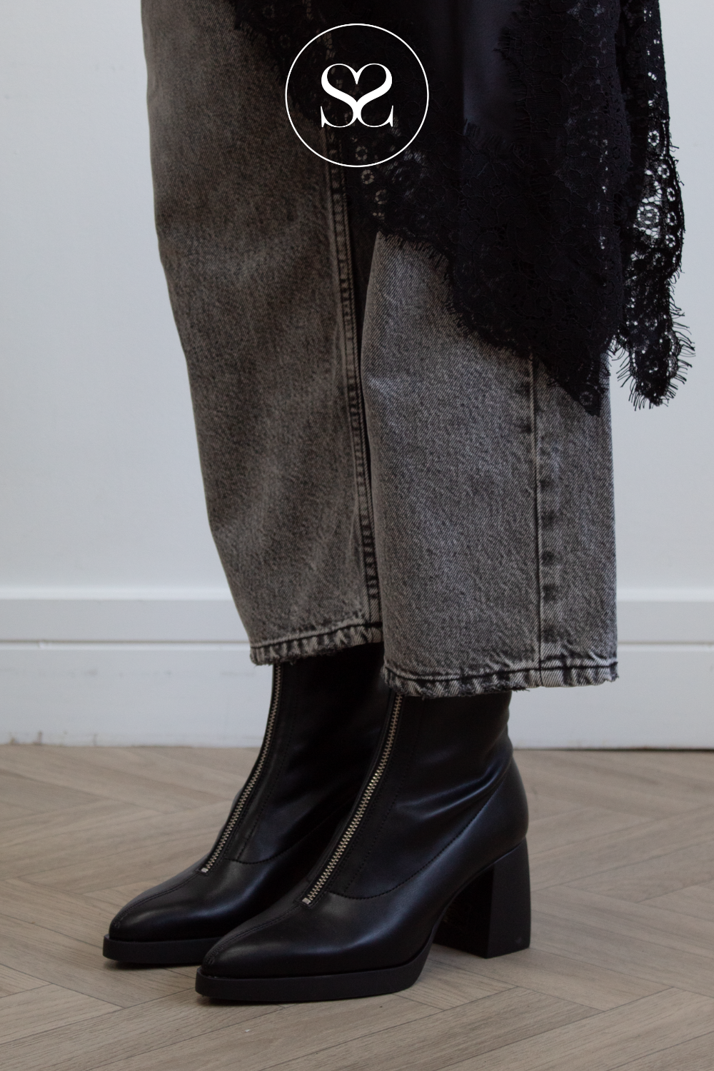 Wonders Black Pointed Heeled Front Zip Ankle Boots - L-1604