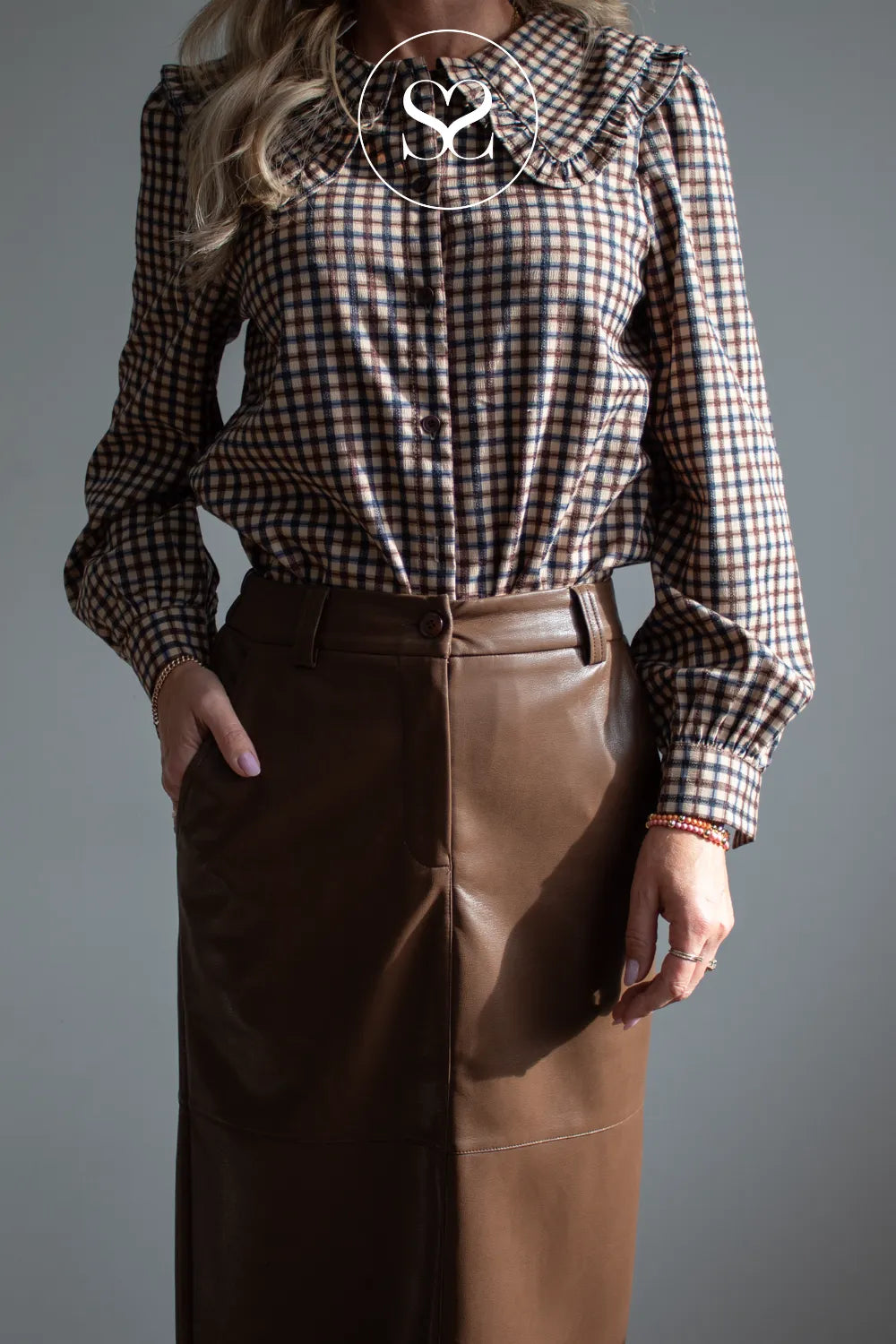 Taupe Checked Shirt with a Ruffled Collar - Q3408
