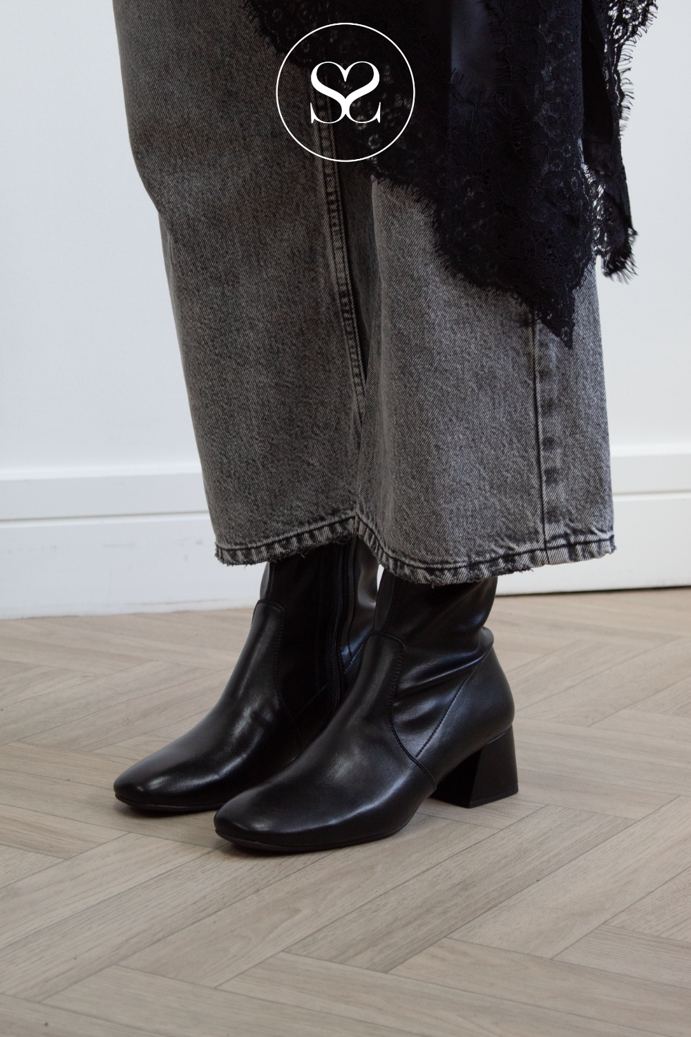 Wonders Black Round Toe Ankle Boot G-5530