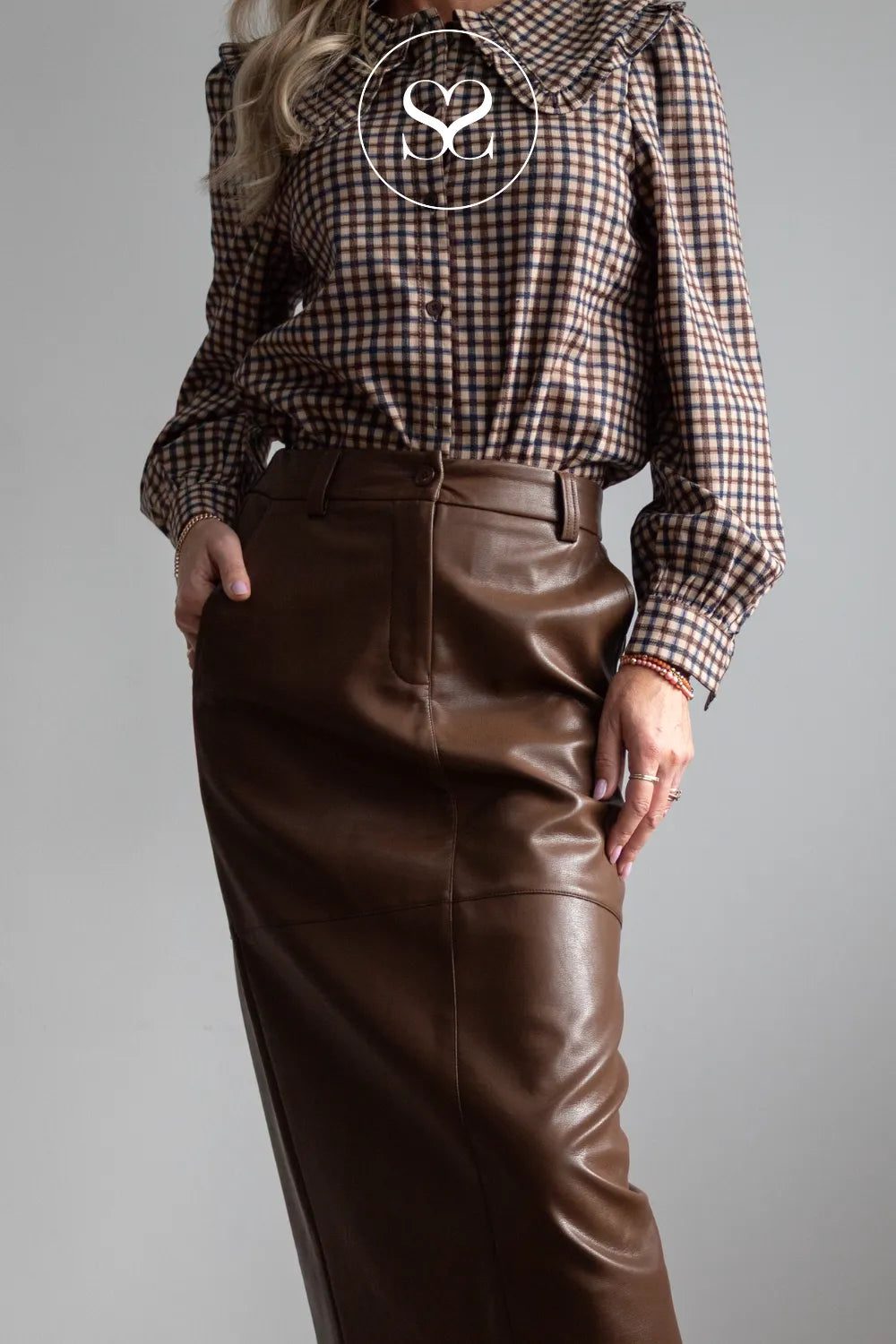 Taupe Checked Shirt with a Ruffled Collar - Q3408